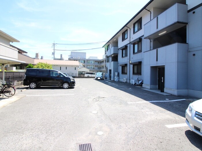 物件外観写真3　(駐車場)