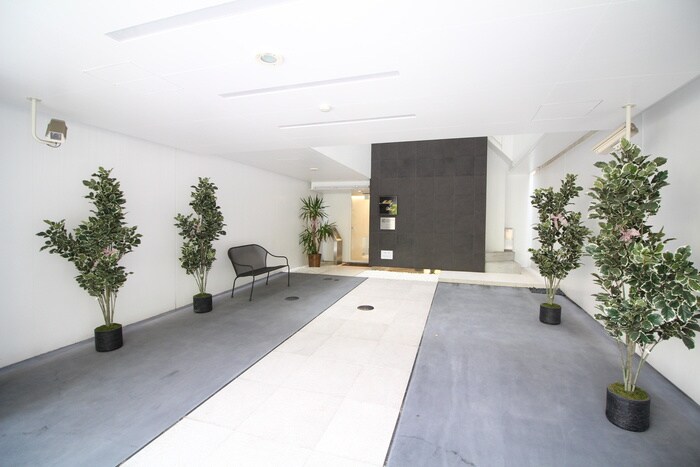 物件外観写真2　(エントランス部分)