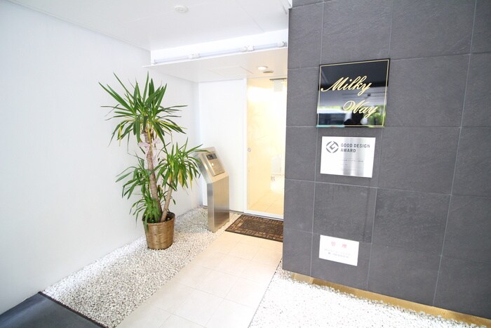 物件外観写真6　(エントランス部分)