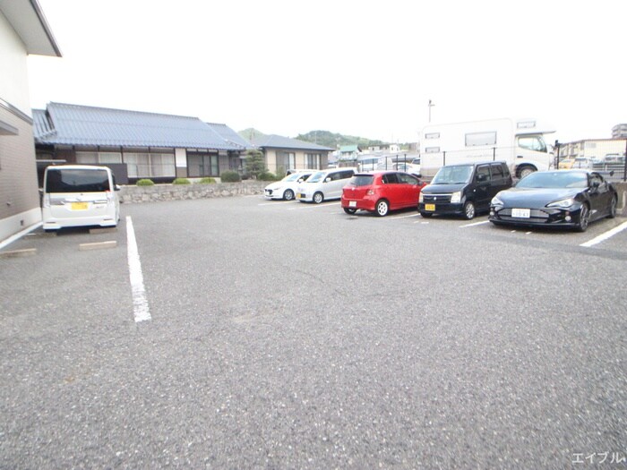 物件外観写真3　(駐車場)