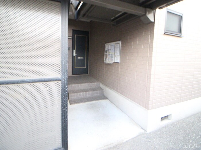 物件外観写真6　(エントランス部分)
