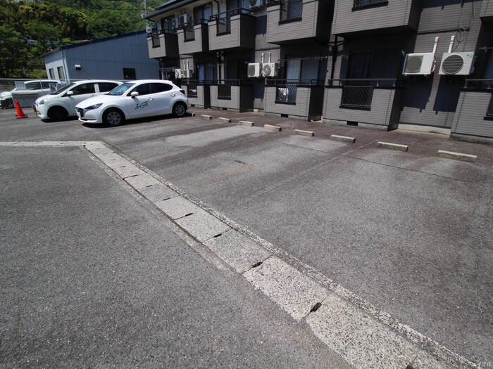 物件外観写真2　(駐車場)