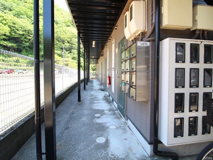 物件外観写真3　(エントランス部分)