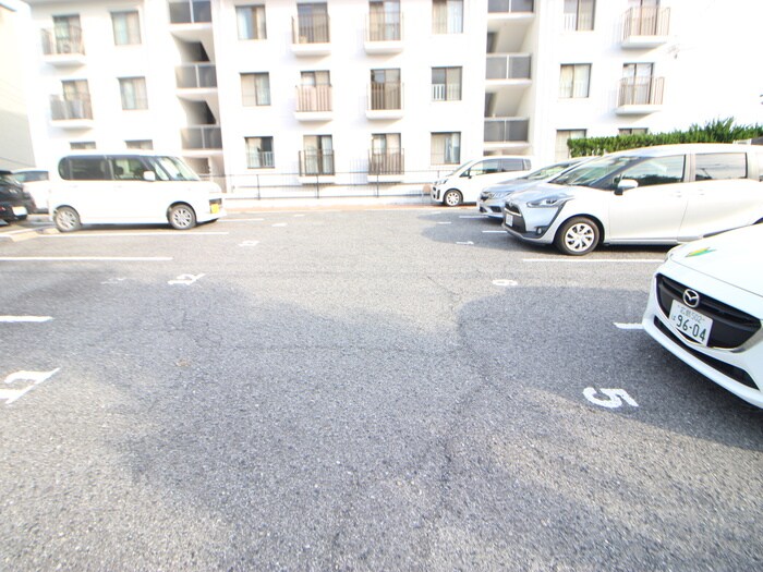 物件外観写真3　(駐車場)