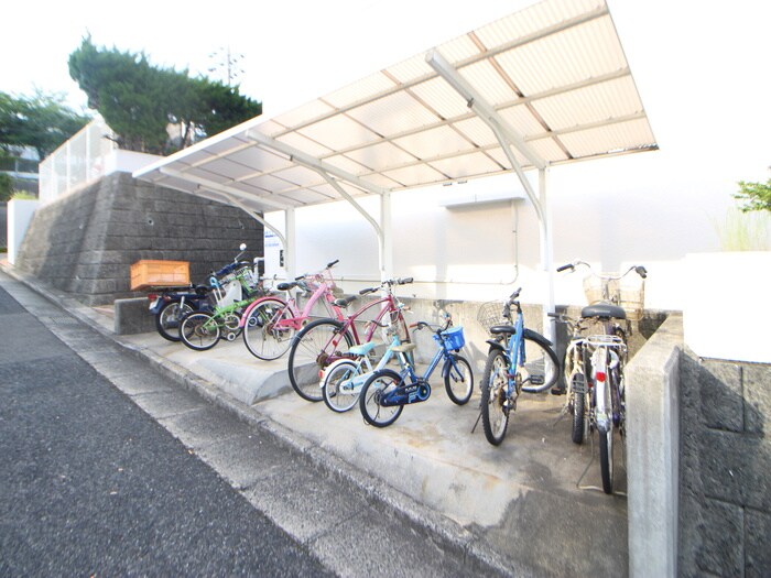 物件外観写真4　(駐輪場)