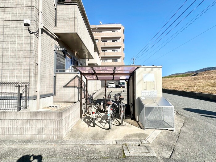 物件外観写真3　(駐輪場)
