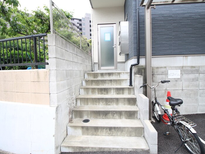 物件外観写真6　(エントランス部分)