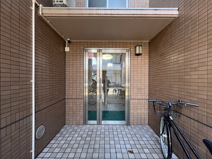物件外観写真2　(エントランス部分)