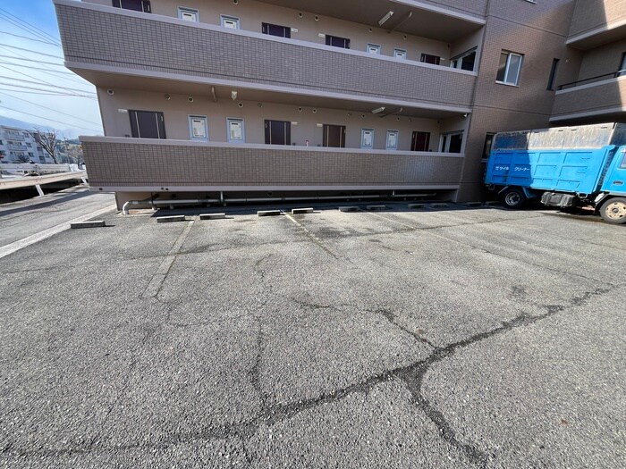 物件外観写真3　(駐車場)