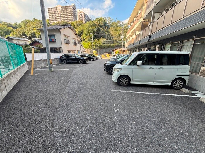 物件外観写真4　(駐車場)