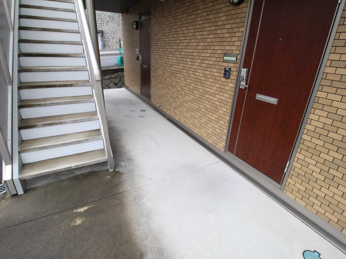 物件外観写真5　(エントランス部分)