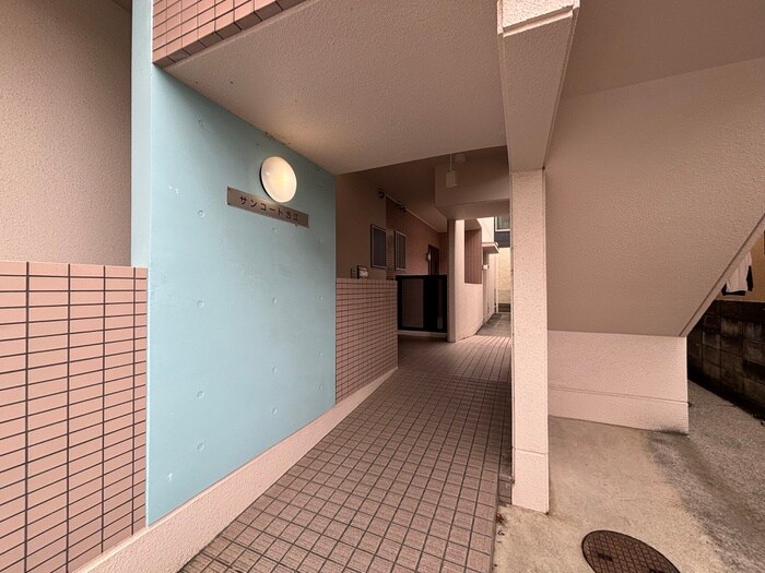 物件外観写真2　(エントランス部分)