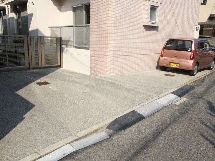 物件外観写真3　(駐車場)