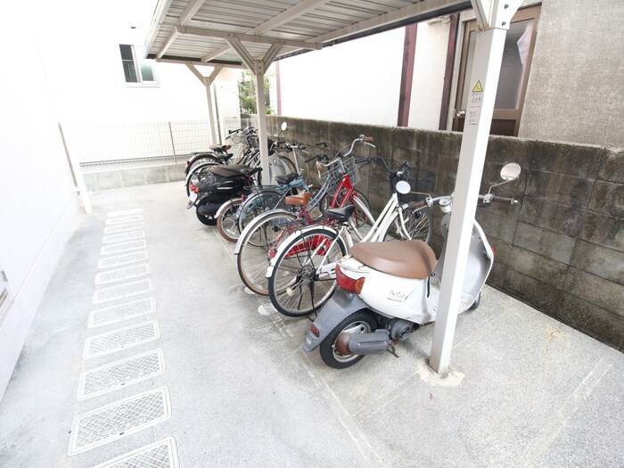 物件外観写真4　(駐輪場)
