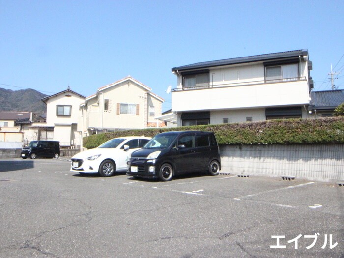 物件外観写真2　(駐車場)