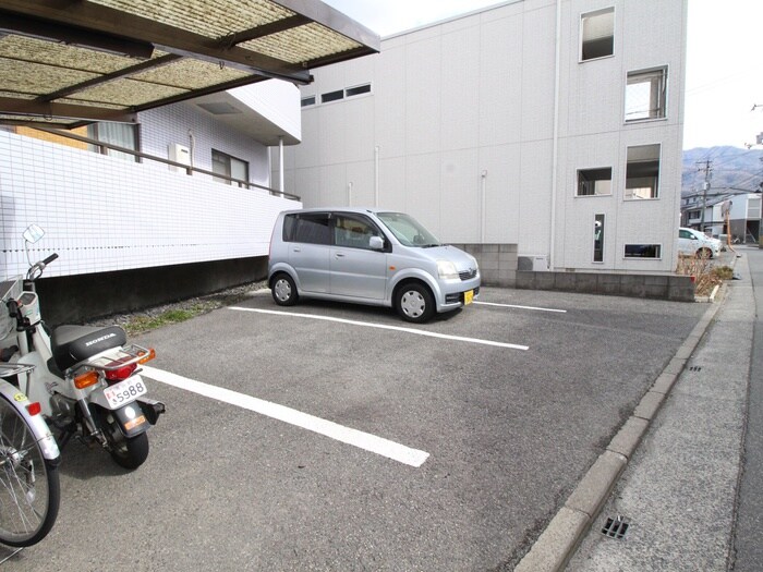 物件外観写真3　(駐車場)