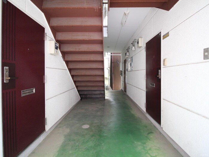 物件外観写真4　(エントランス部分)