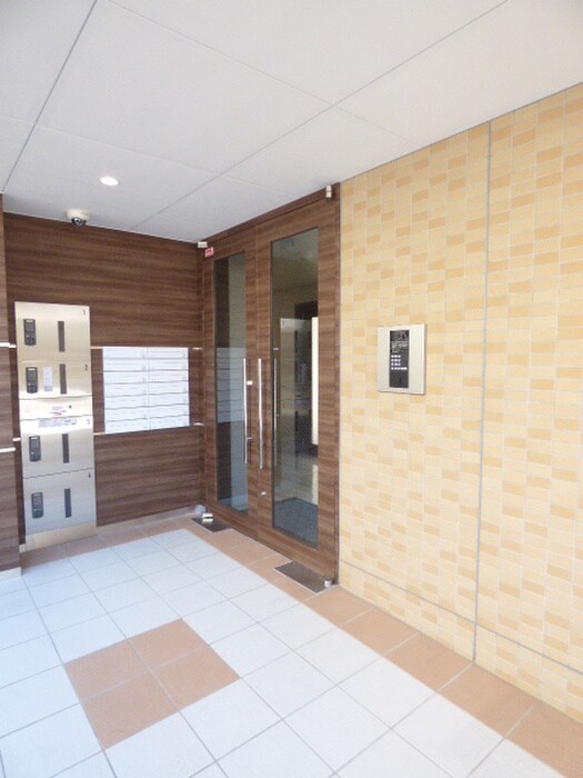 物件外観写真2　(エントランス部分)