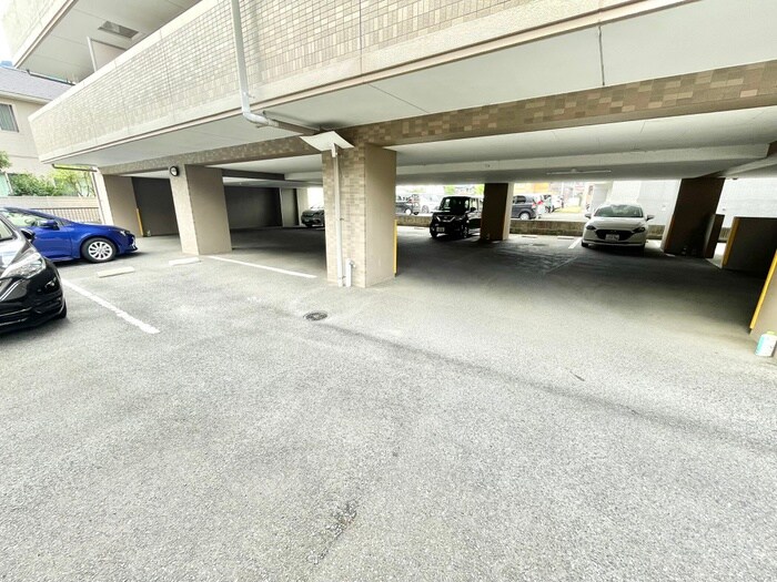 物件外観写真3　(駐車場)