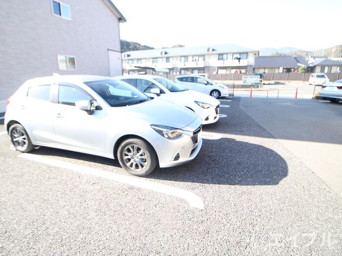 物件外観写真3　(駐車場)