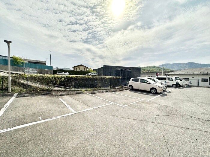 物件外観写真2　(駐車場)