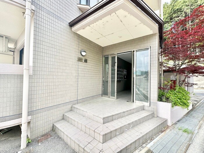 物件外観写真3　(エントランス部分)