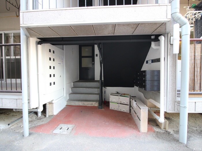 物件外観写真6　(エントランス部分)