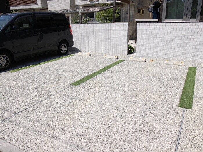 物件外観写真4　(駐車場)