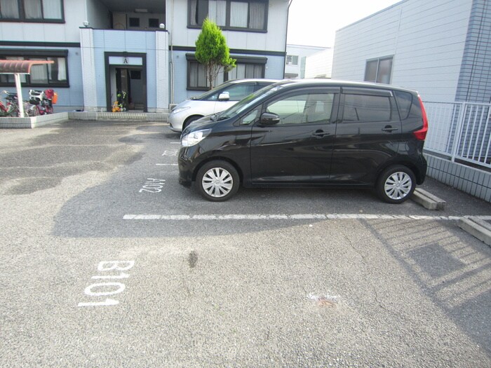 物件外観写真2　(駐車場)