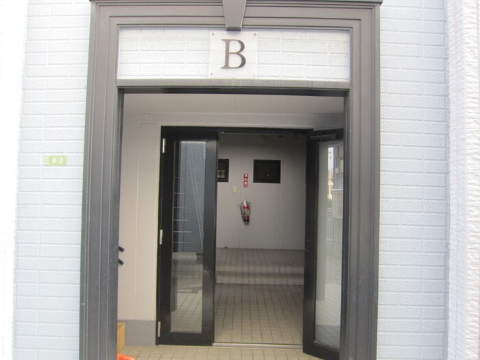 物件外観写真6　(エントランス部分)