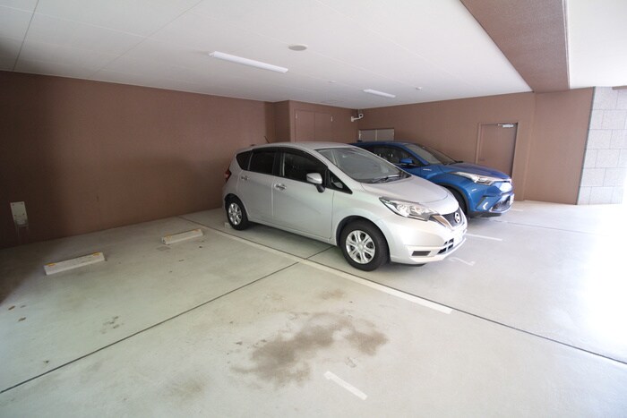 物件外観写真5　(駐車場)