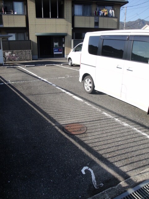 物件外観写真2　(駐車場)