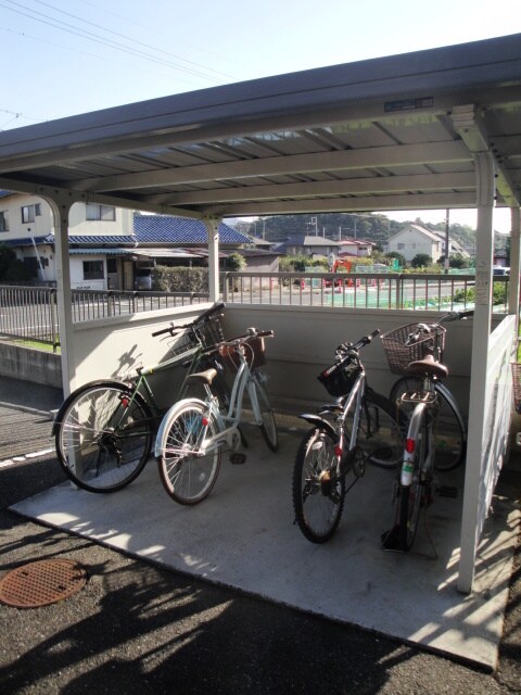 物件外観写真3　(駐輪場)