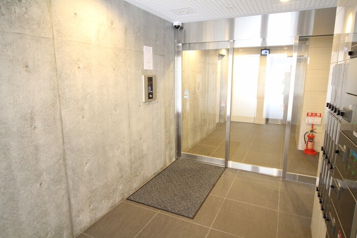 物件外観写真2　(エントランス部分)