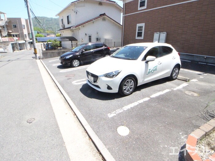 物件外観写真3　(駐車場)