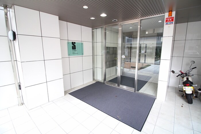 物件外観写真2　(エントランス部分)