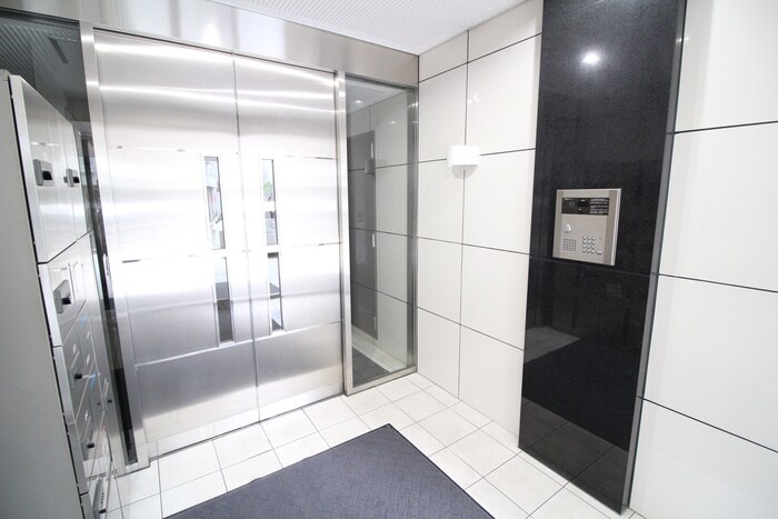 物件外観写真6　(エントランス部分)