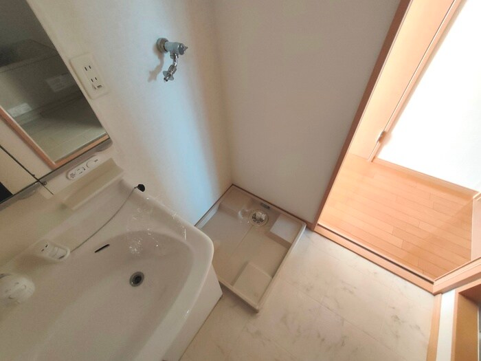 物件内観写真16　(洗濯機置場)