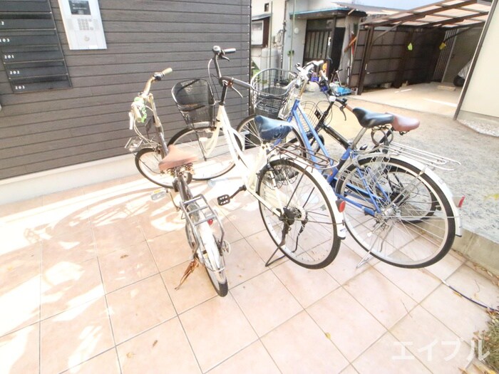 物件外観写真3　(駐輪場)