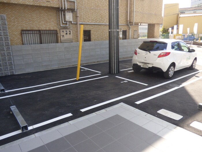 物件外観写真3　(駐車場)