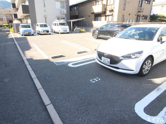 物件外観写真3　(駐車場)