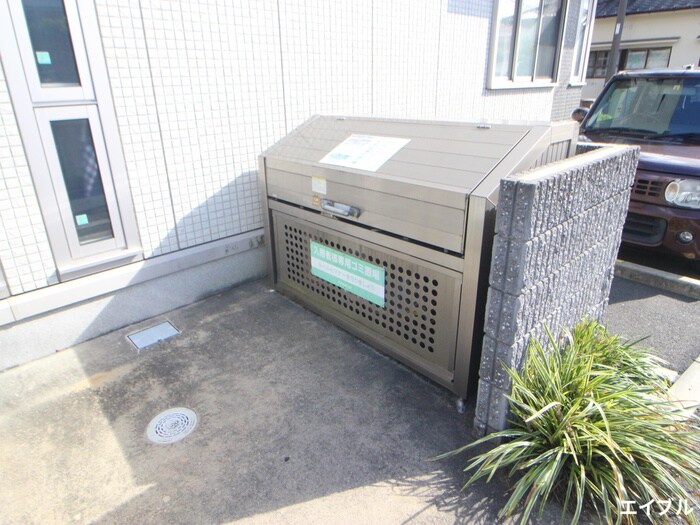 物件外観写真4　(バイク置き場)