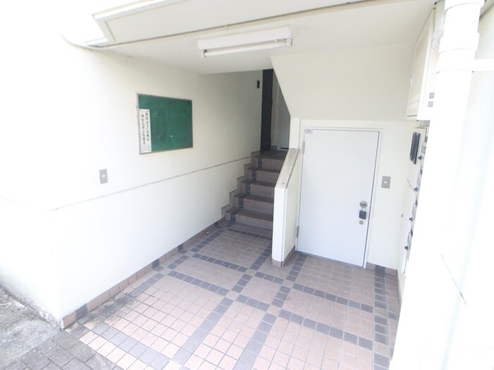 物件外観写真4　(エントランス部分)