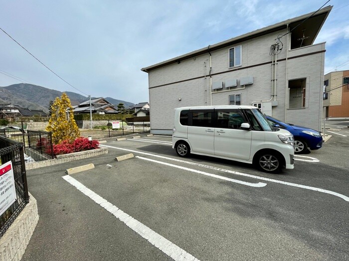 物件外観写真4　(駐車場)