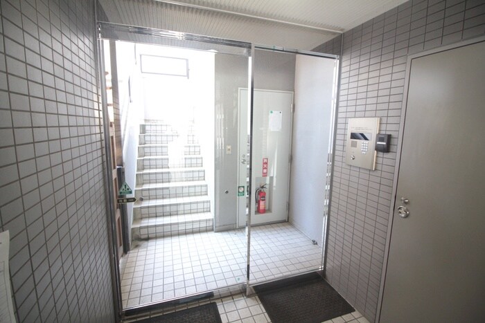 物件外観写真3　(エントランス部分)