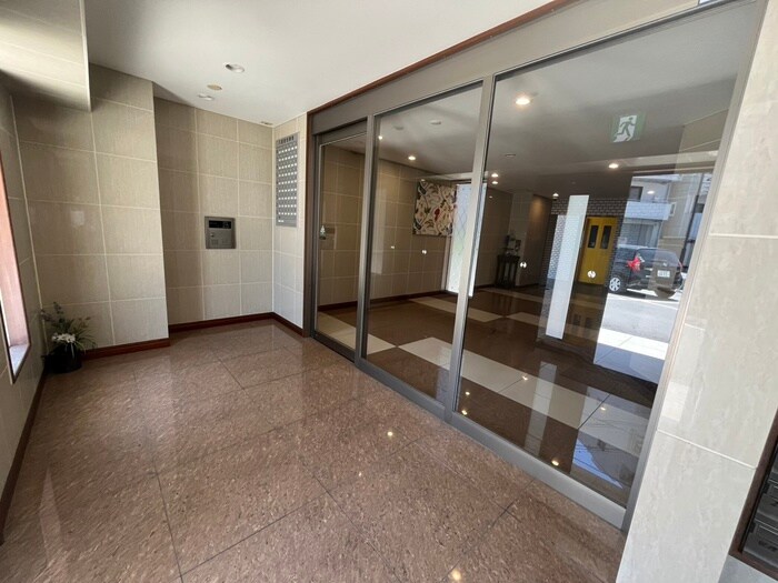 物件外観写真2　(エントランス部分)