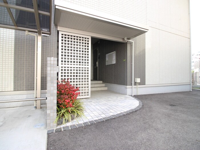 物件外観写真3　(エントランス部分)