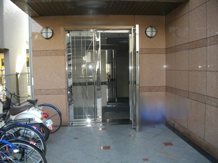 物件外観写真2　(エントランス部分)