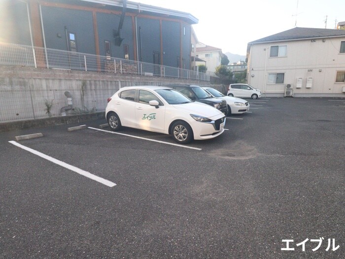 物件外観写真2　(駐車場)