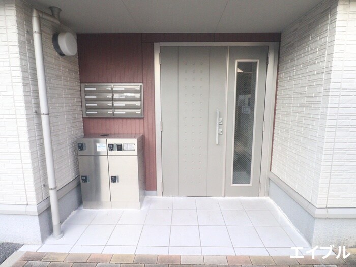 物件外観写真4　(エントランス部分)